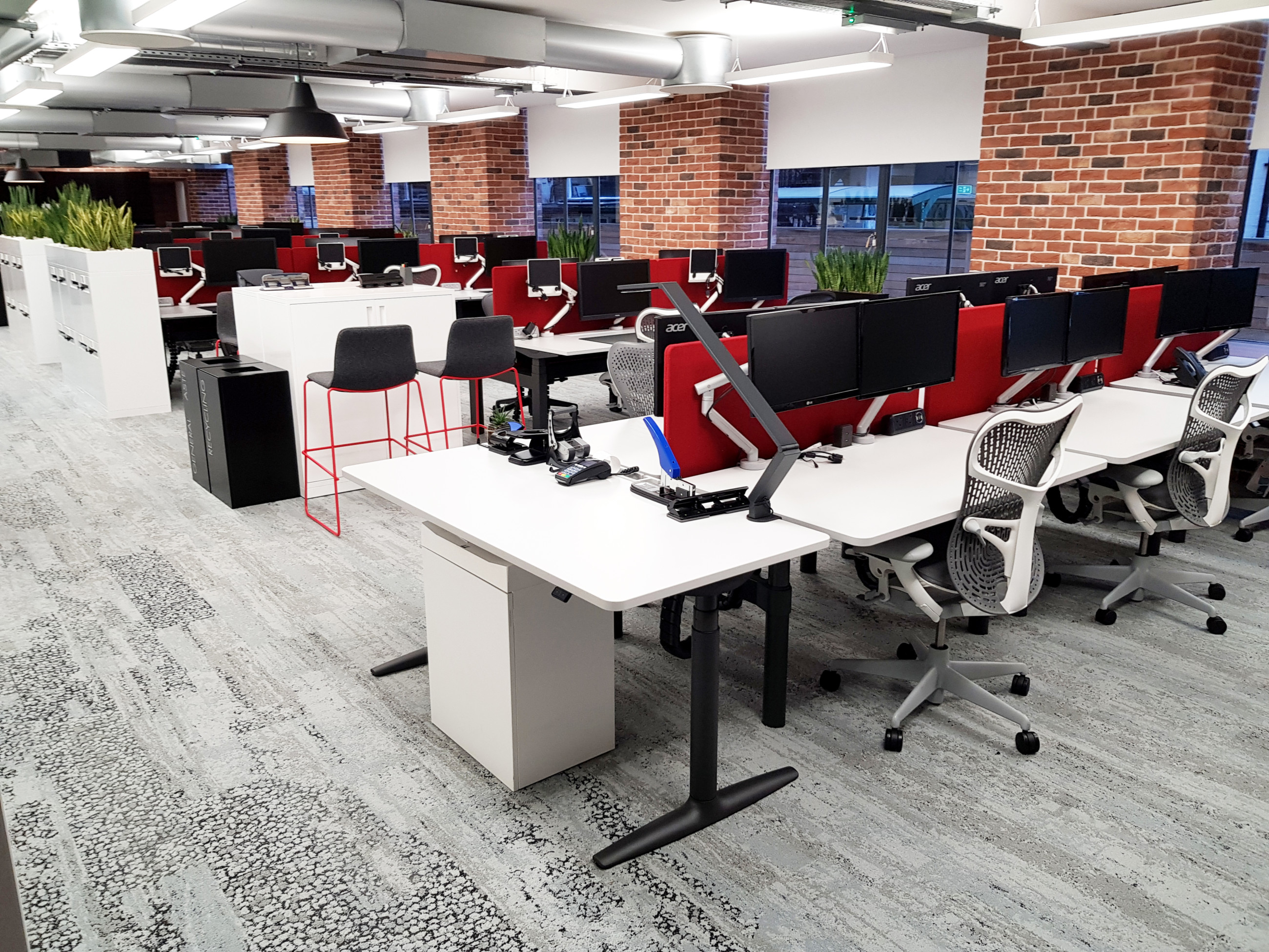 办公辅件|显示器支架|办公家具|设计师家具|Flo 台面显示屏支架